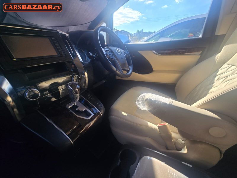 Toyota Alphard  - photo 3